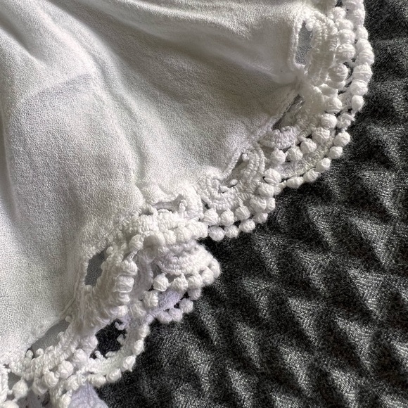 Beautiful flowy white blouse - Picture 6 of 7